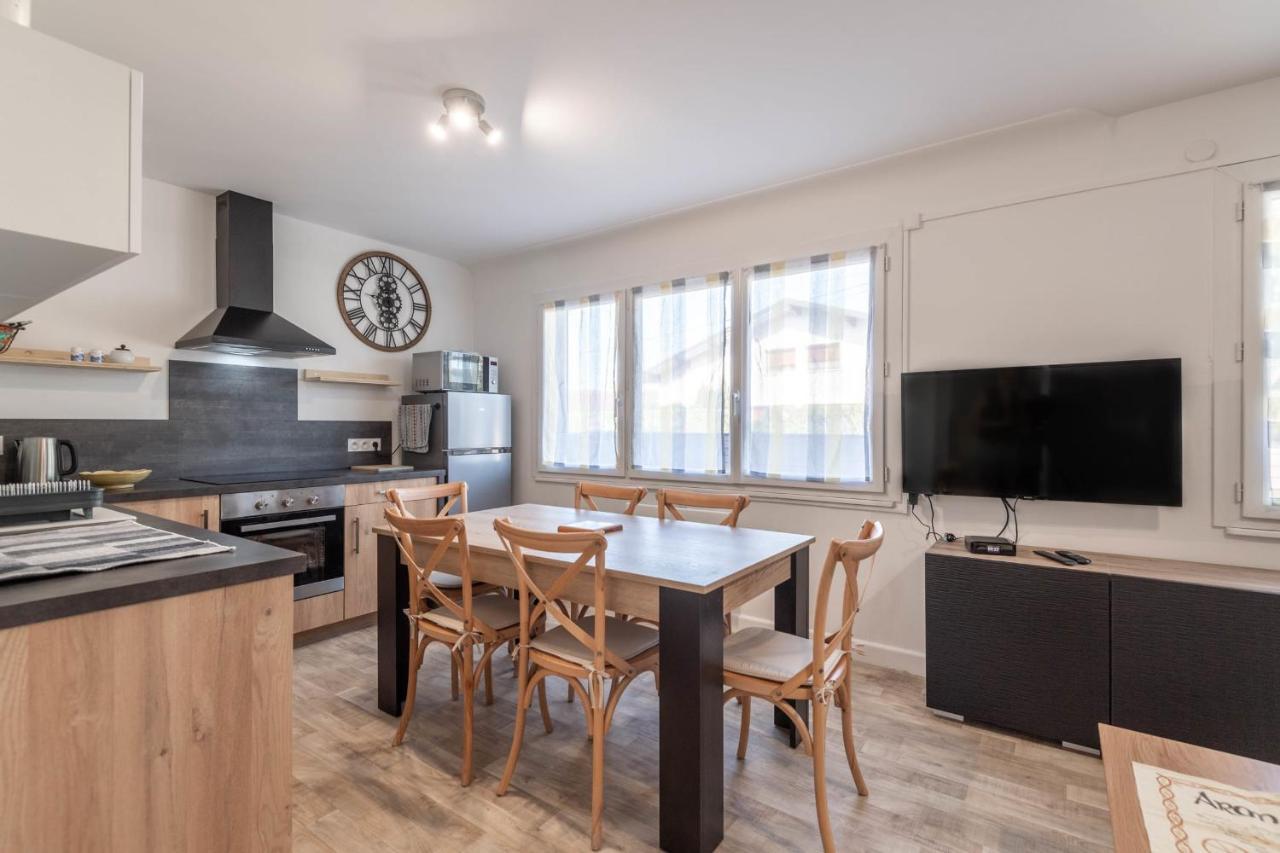 Ideally Located Furnished Townhouse With 3 Bedrooms Parking & Garden Annecy Exterior foto